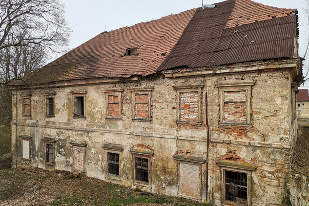 Jižní křídlo hospodářského dvora, před obnovou