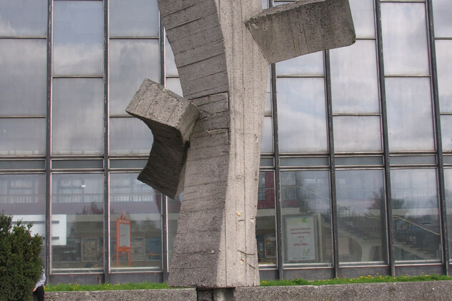 Směrník před nádražím v Havířově, foto M. Strakoš