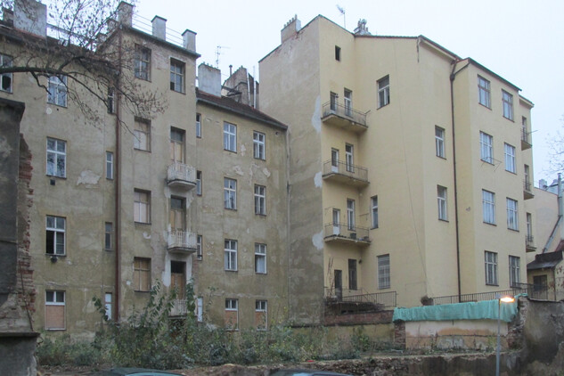 Dvorní trakty domů čp. 1433 a 548, Ječná 9 a 7, Nové Město, listopad 2018, po demolici dvorního křídla čp. 1433, před rekonstrukcí a nástavbou čp. 548